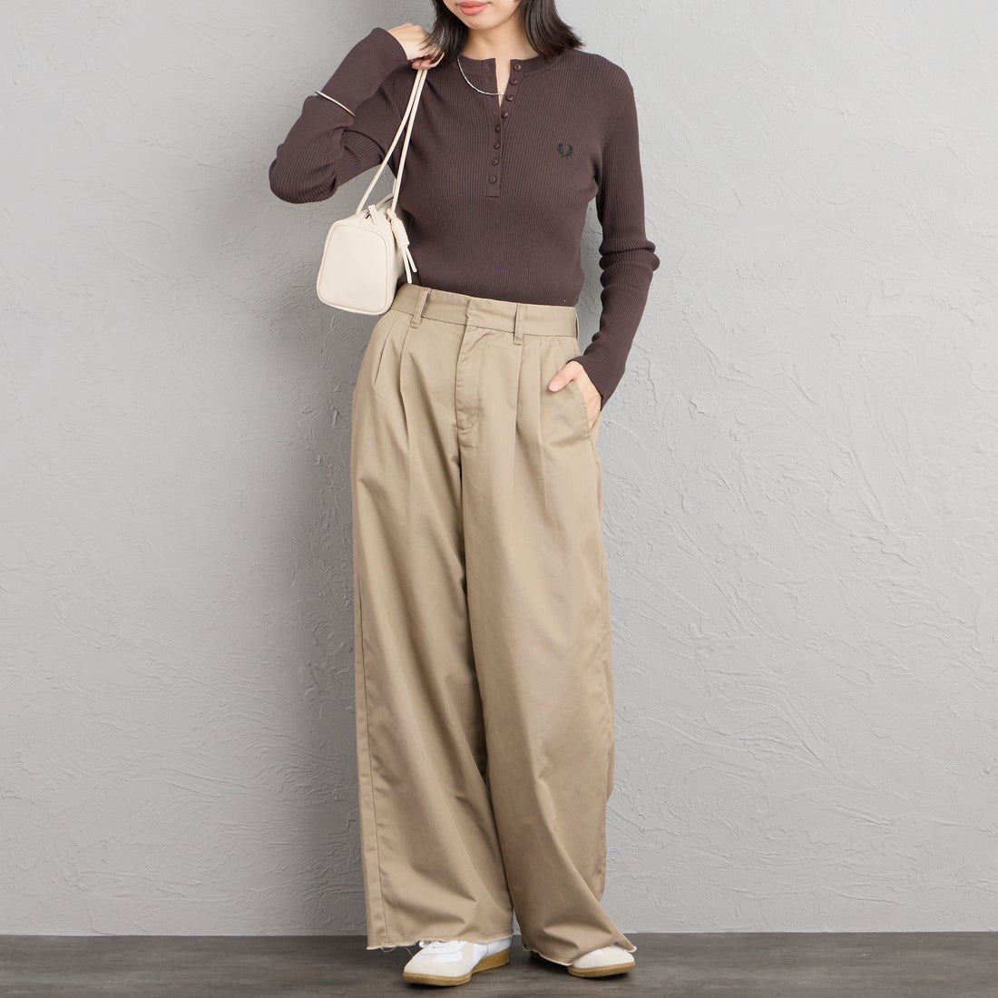 FRED PERRY [フレッドペリー] 別注 ワンポイントロゴ刺繍 ヘンリーネックリブニット [FPW-26A-009-JF] R.BROWN &&モデル身長：162cm 着用サイズ：10&&