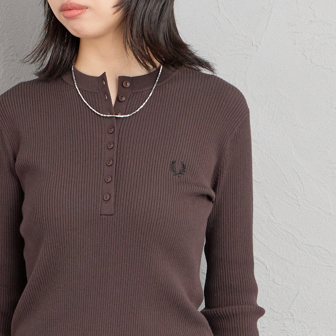 FRED PERRY [フレッドペリー] 別注 ワンポイントロゴ刺繍 ヘンリーネックリブニット [FPW-26A-009-JF] R.BROWN &&モデル身長：162cm 着用サイズ：10&&