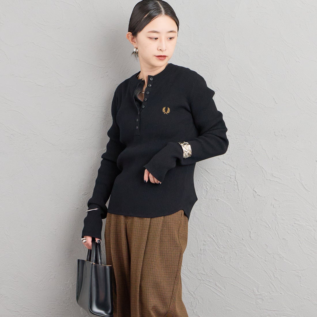 FRED PERRY [フレッドペリー] 別注 ワンポイントロゴ刺繍 ヘンリーネックリブニット [FPW-26A-009-JF] BLACK &&モデル身長：150cm 着用サイズ：10&&