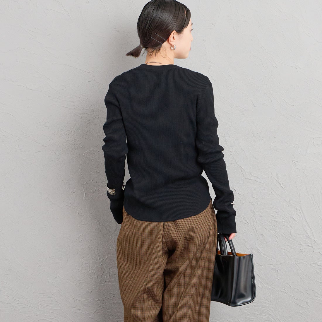 FRED PERRY [フレッドペリー] 別注 ワンポイントロゴ刺繍 ヘンリーネックリブニット [FPW-26A-009-JF] BLACK &&モデル身長：150cm 着用サイズ：10&&