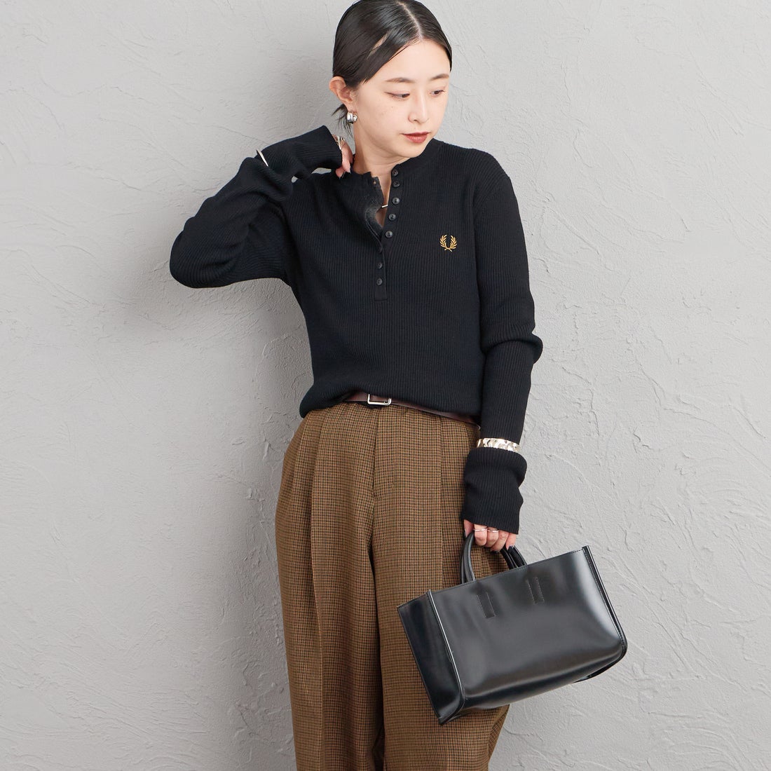 FRED PERRY [フレッドペリー] 別注 ワンポイントロゴ刺繍 ヘンリーネックリブニット [FPW-26A-009-JF] BLACK &&モデル身長：150cm 着用サイズ：10&&