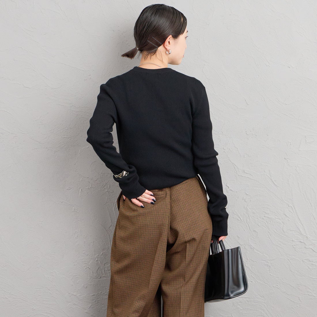 FRED PERRY [フレッドペリー] 別注 ワンポイントロゴ刺繍 ヘンリーネックリブニット [FPW-26A-009-JF] BLACK &&モデル身長：150cm 着用サイズ：10&&