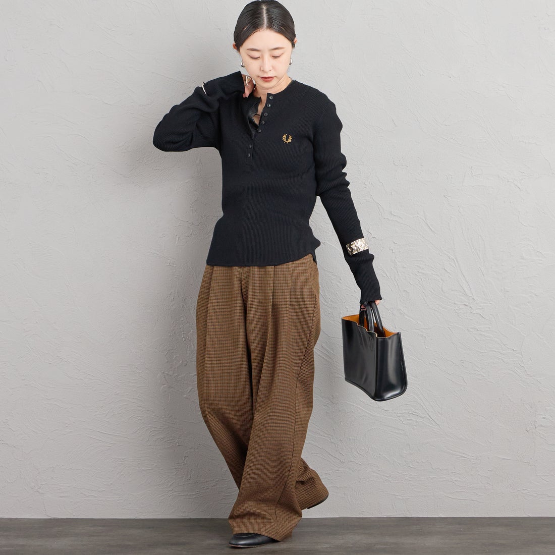 FRED PERRY [フレッドペリー] 別注 ワンポイントロゴ刺繍 ヘンリーネックリブニット [FPW-26A-009-JF] BLACK &&モデル身長：150cm 着用サイズ：10&&