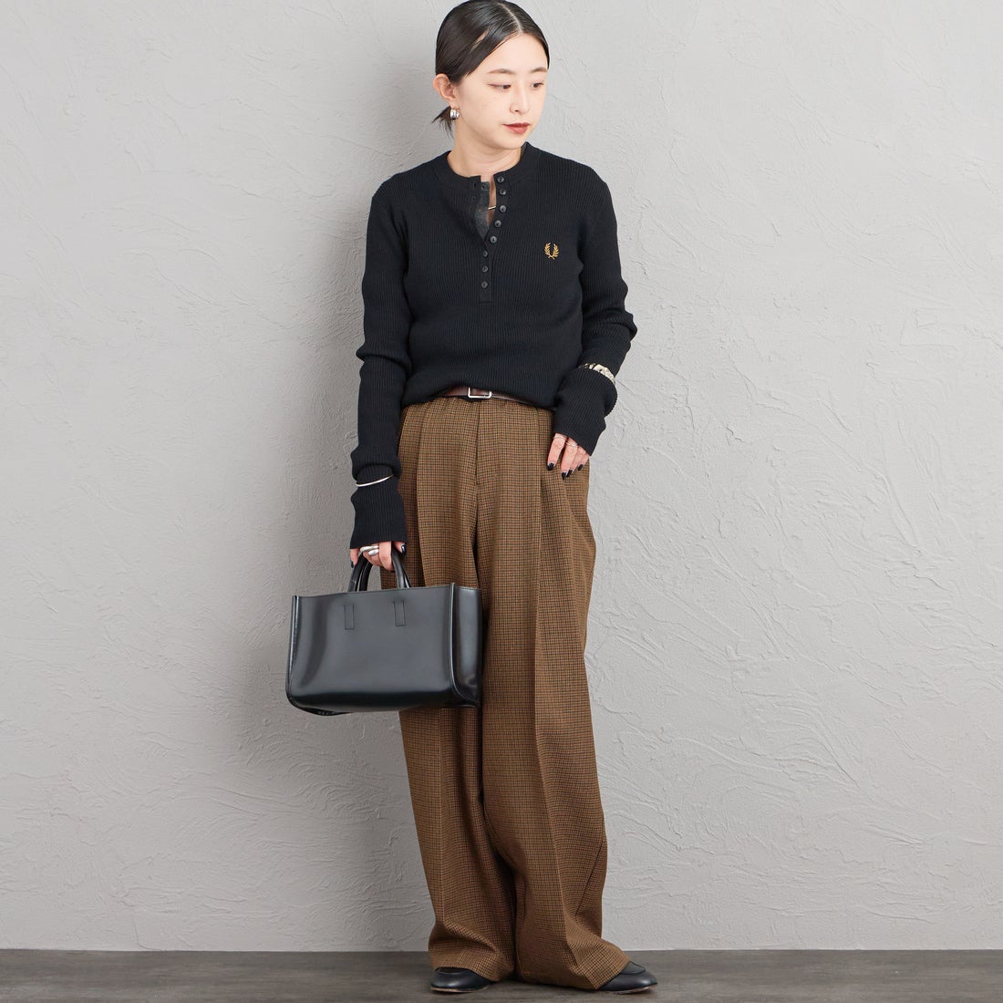 FRED PERRY [フレッドペリー] 別注 ワンポイントロゴ刺繍 ヘンリーネックリブニット [FPW-26A-009-JF] BLACK &&モデル身長：150cm 着用サイズ：10&&