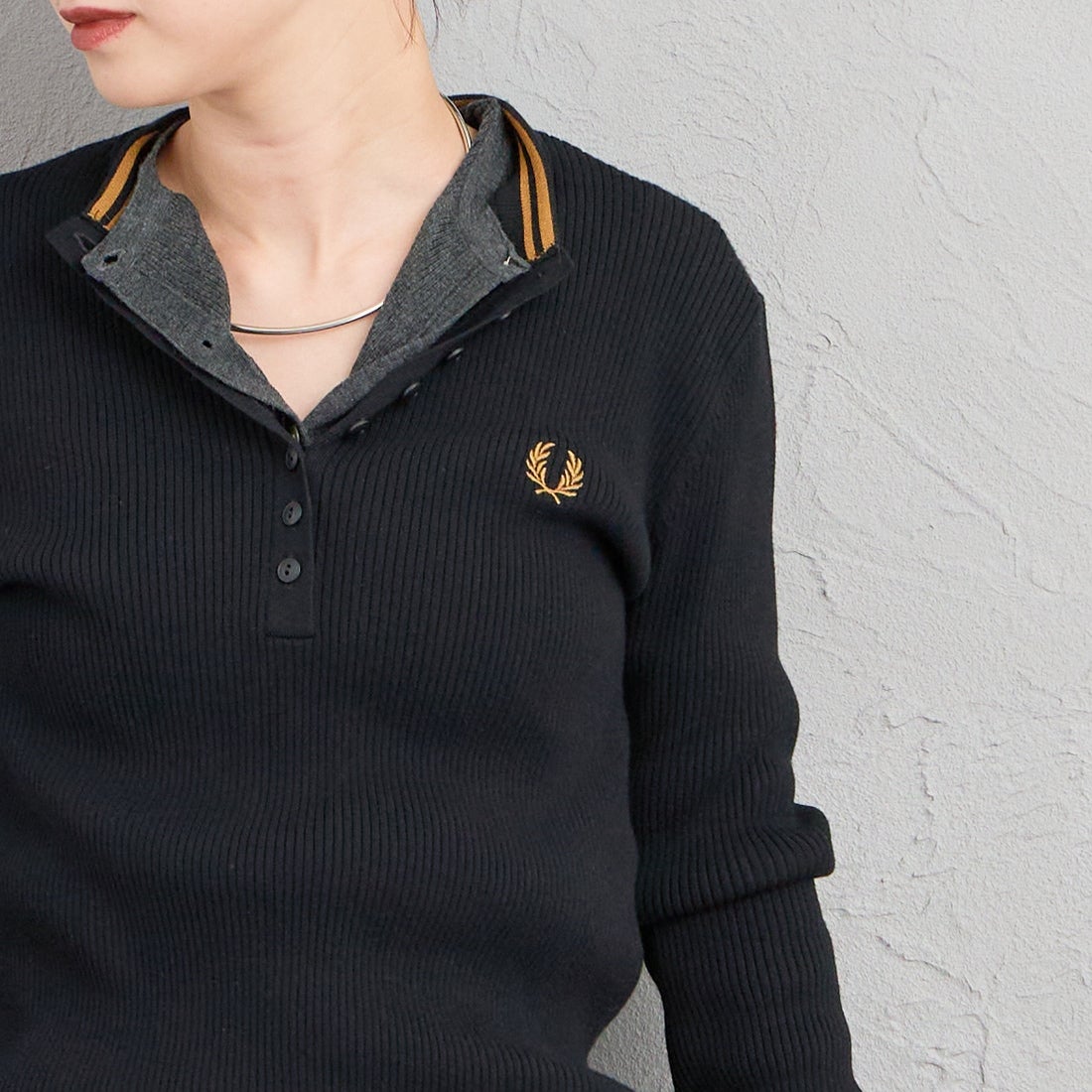 FRED PERRY [フレッドペリー] 別注 ワンポイントロゴ刺繍 ヘンリーネックリブニット [FPW-26A-009-JF] BLACK &&モデル身長：150cm 着用サイズ：10&&