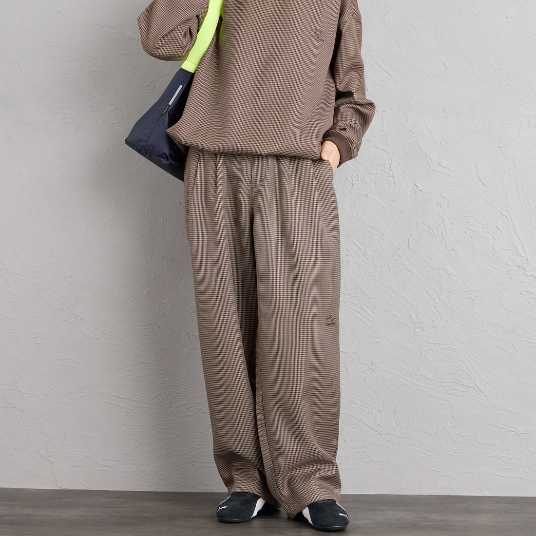 UMBRO [アンブロ] 別注 ワイドトラックパンツ [201NK26AW-PT12-JF] GUN CLUB C &&モデル身長：162cm 着用サイズ：S&&
