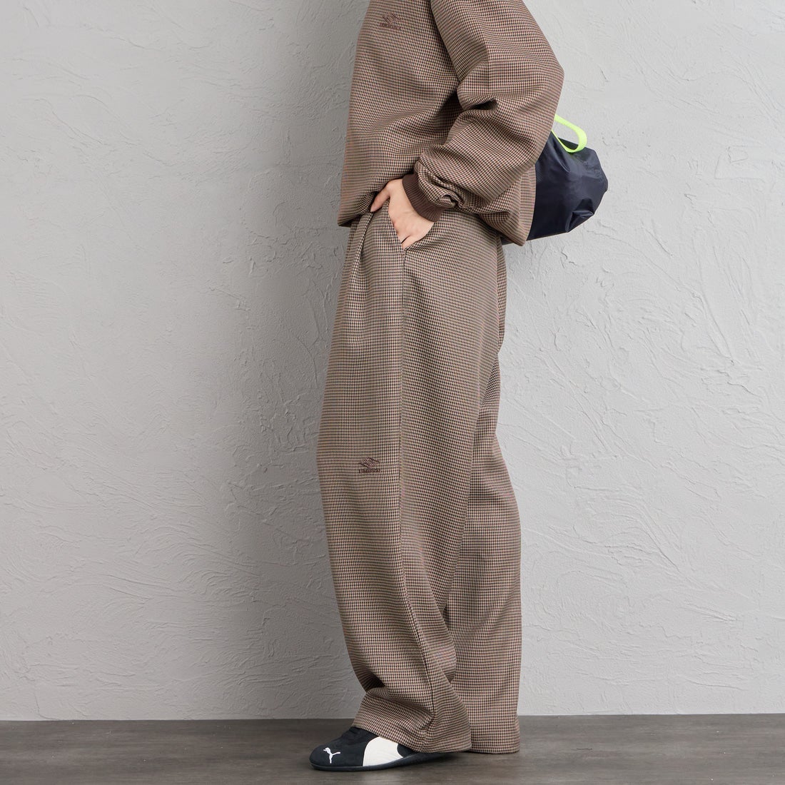 UMBRO [アンブロ] 別注 ワイドトラックパンツ [201NK26AW-PT12-JF] GUN CLUB C &&モデル身長：162cm 着用サイズ：S&&