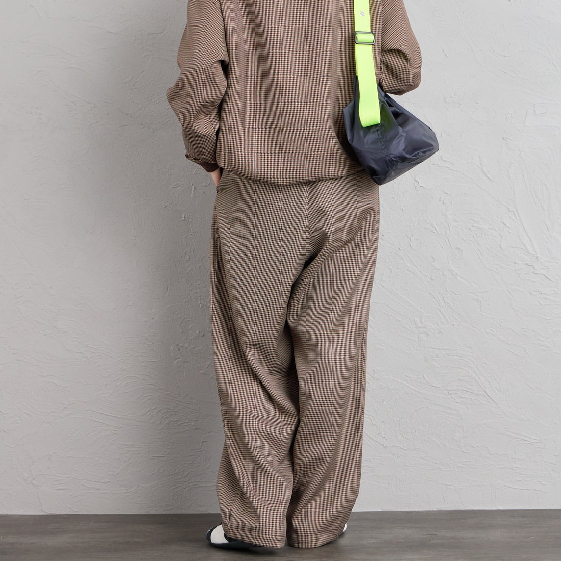 UMBRO [アンブロ] 別注 ワイドトラックパンツ [201NK26AW-PT12-JF] GUN CLUB C &&モデル身長：162cm 着用サイズ：S&&