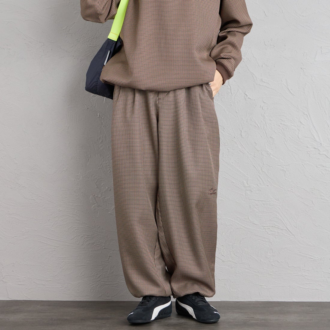 UMBRO [アンブロ] 別注 ワイドトラックパンツ [201NK26AW-PT12-JF] GUN CLUB C &&モデル身長：162cm 着用サイズ：S&&