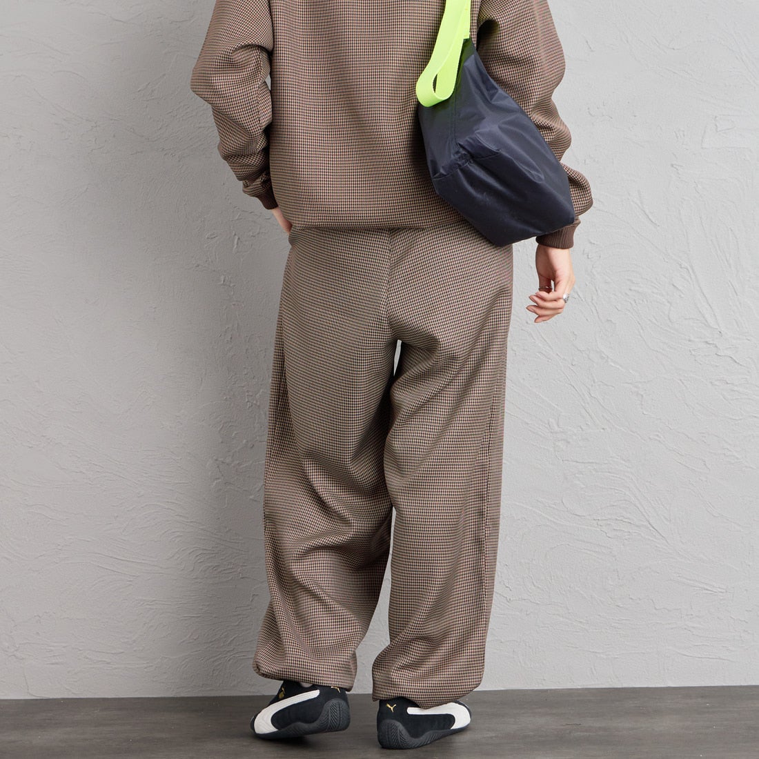UMBRO [アンブロ] 別注 ワイドトラックパンツ [201NK26AW-PT12-JF] GUN CLUB C &&モデル身長：162cm 着用サイズ：S&&
