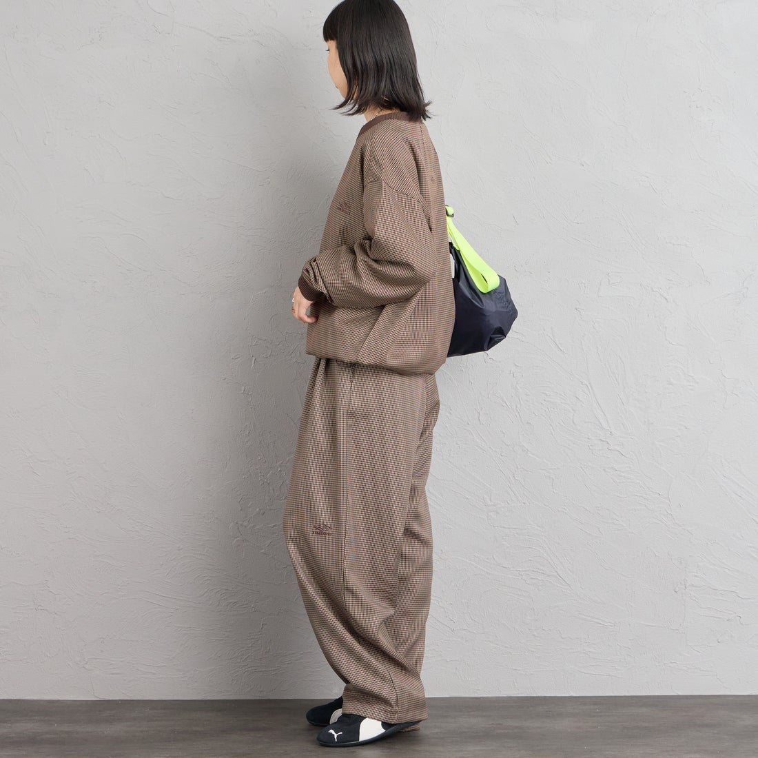 UMBRO [アンブロ] 別注 ワイドトラックパンツ [201NK26AW-PT12-JF] GUN CLUB C &&モデル身長：162cm 着用サイズ：S&&