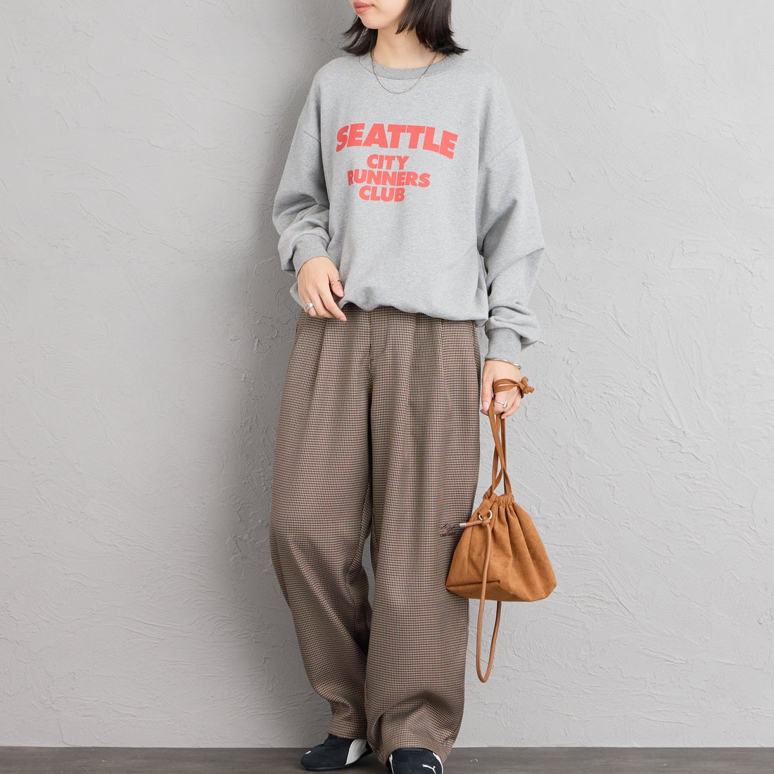 UMBRO [アンブロ] 別注 ワイドトラックパンツ [201NK26AW-PT12-JF] GUN CLUB C &&モデル身長：162cm 着用サイズ：S&&