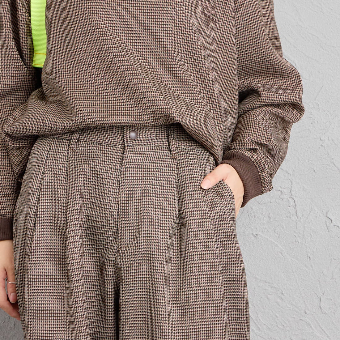 UMBRO [アンブロ] 別注 ワイドトラックパンツ [201NK26AW-PT12-JF] GUN CLUB C &&モデル身長：162cm 着用サイズ：S&&