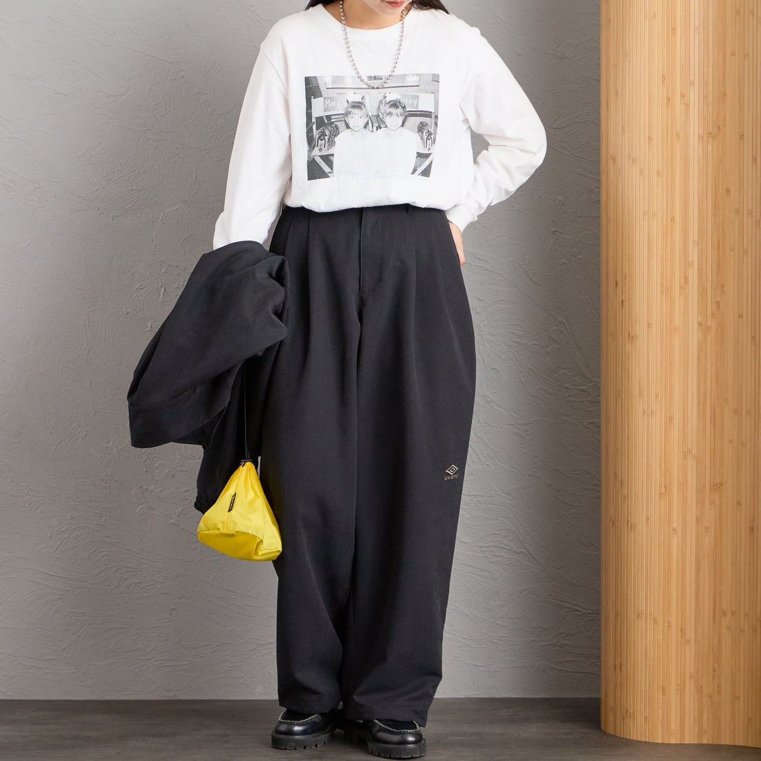 UMBRO [アンブロ] 別注 ワイドトラックパンツ [201NK26AW-PT12-JF] BLACK &&モデル身長：156cm 着用サイズ：S&&