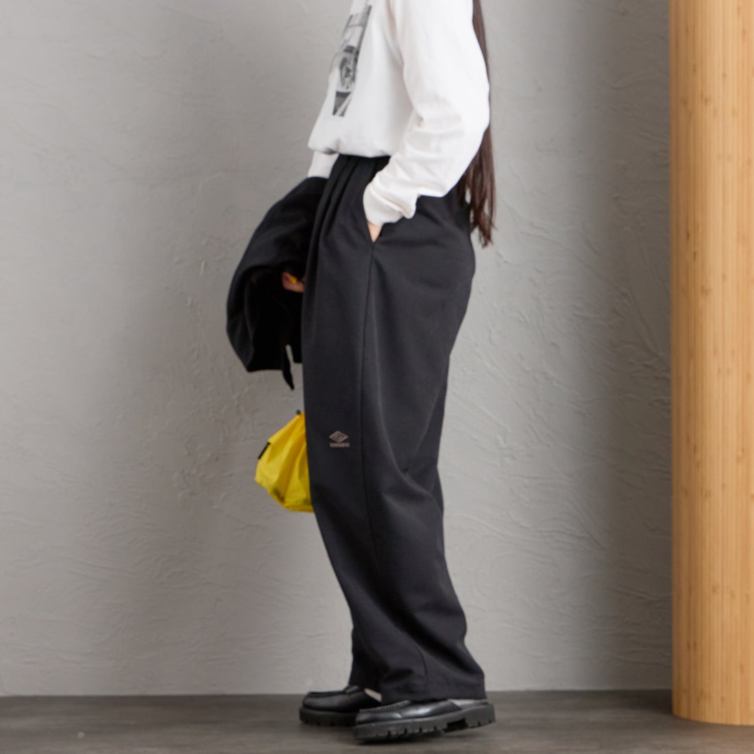 UMBRO [アンブロ] 別注 ワイドトラックパンツ [201NK26AW-PT12-JF] BLACK &&モデル身長：156cm 着用サイズ：S&&