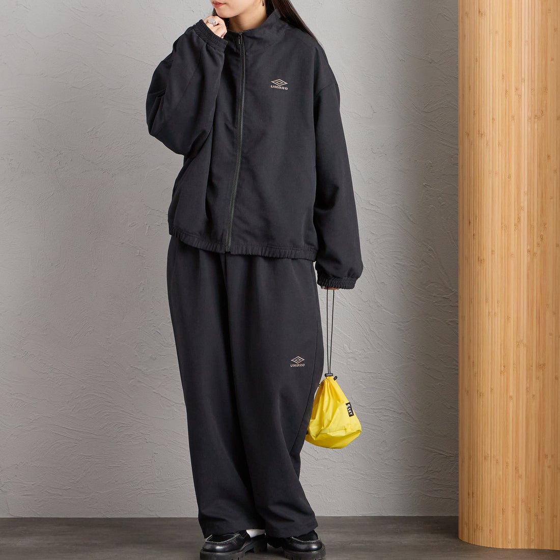 UMBRO [アンブロ] 別注 ワイドトラックパンツ [201NK26AW-PT12-JF] BLACK &&モデル身長：156cm 着用サイズ：S&&