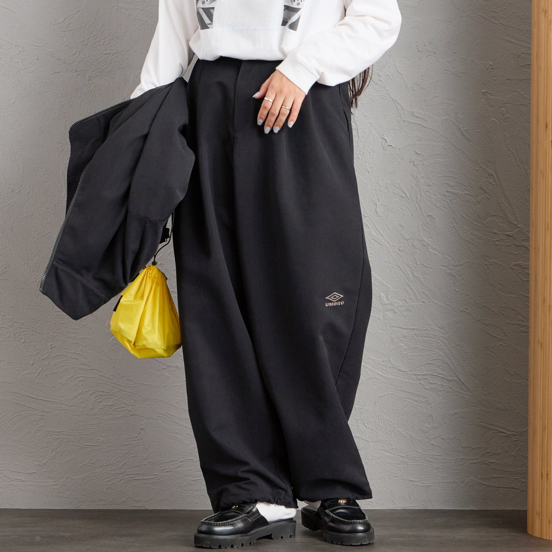 UMBRO [アンブロ] 別注 ワイドトラックパンツ [201NK26AW-PT12-JF] BLACK &&モデル身長：156cm 着用サイズ：S&&