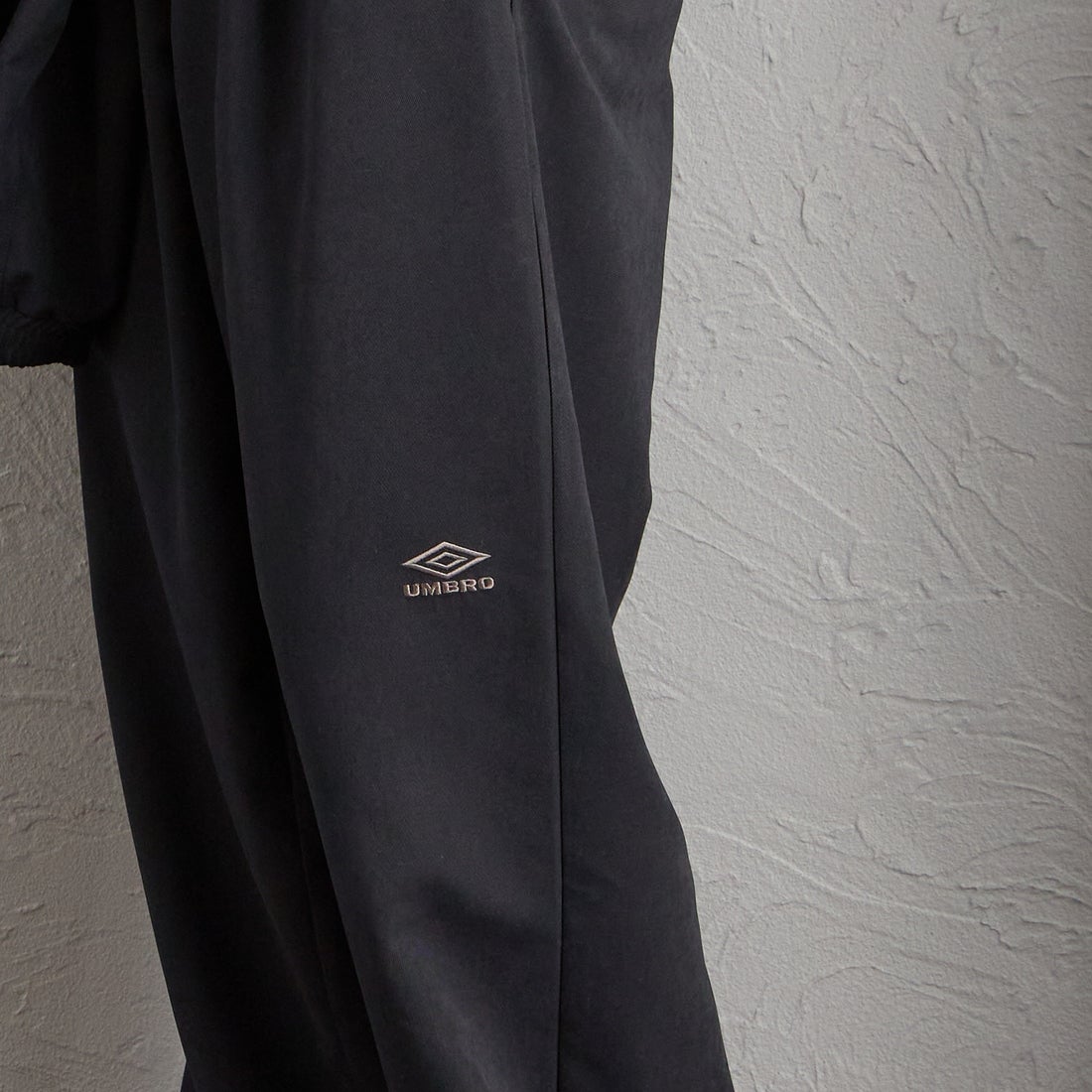 UMBRO [アンブロ] 別注 ワイドトラックパンツ [201NK26AW-PT12-JF] BLACK &&モデル身長：156cm 着用サイズ：S&&