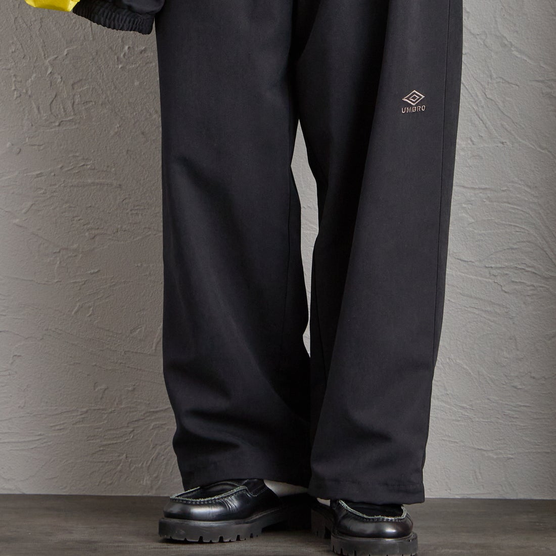 UMBRO [アンブロ] 別注 ワイドトラックパンツ [201NK26AW-PT12-JF] BLACK &&モデル身長：156cm 着用サイズ：S&&