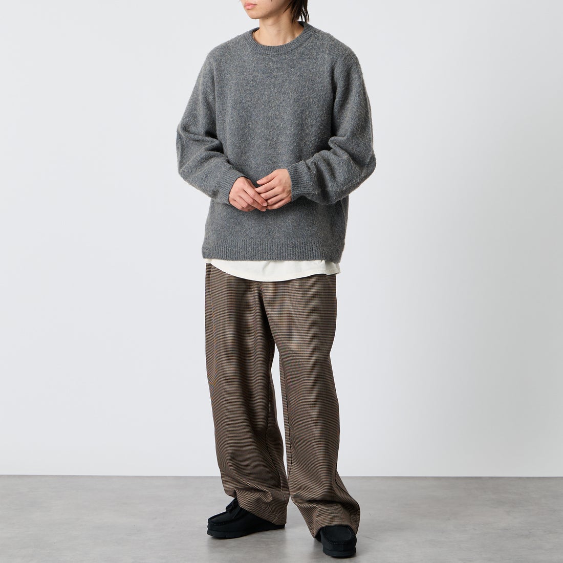 UMBRO [アンブロ] 別注 ワイドトラックパンツ [201NK26AW-PT12-JF] GUN CLUB C &&モデル身長：177cm 着用サイズ：L&&