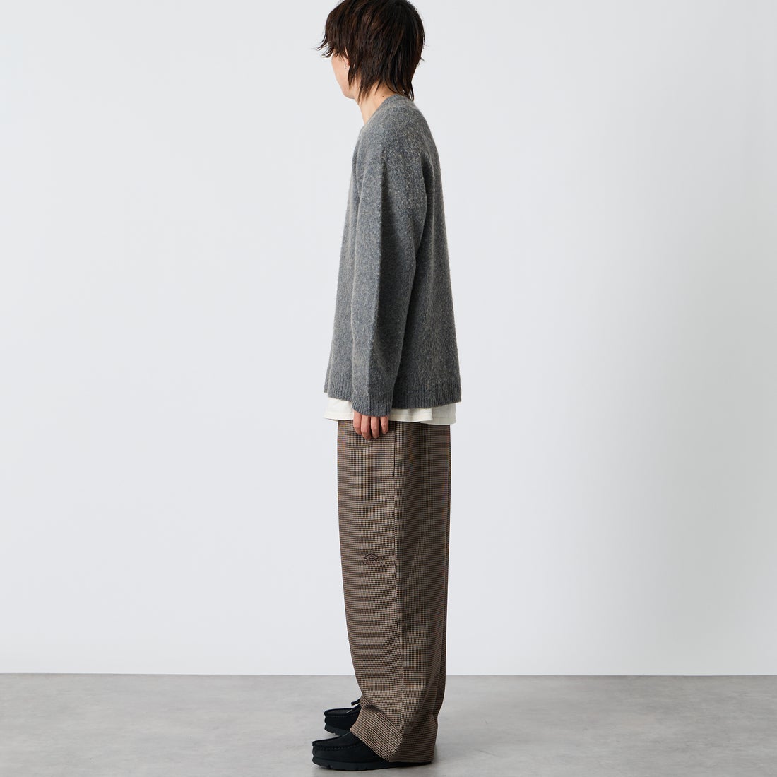 UMBRO [アンブロ] 別注 ワイドトラックパンツ [201NK26AW-PT12-JF] GUN CLUB C &&モデル身長：177cm 着用サイズ：L&&