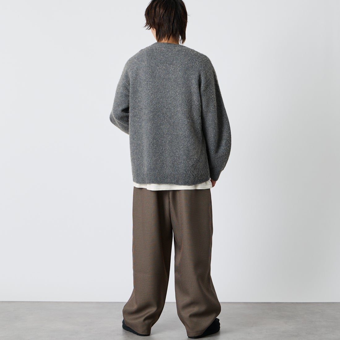 UMBRO [アンブロ] 別注 ワイドトラックパンツ [201NK26AW-PT12-JF] GUN CLUB C &&モデル身長：177cm 着用サイズ：L&&