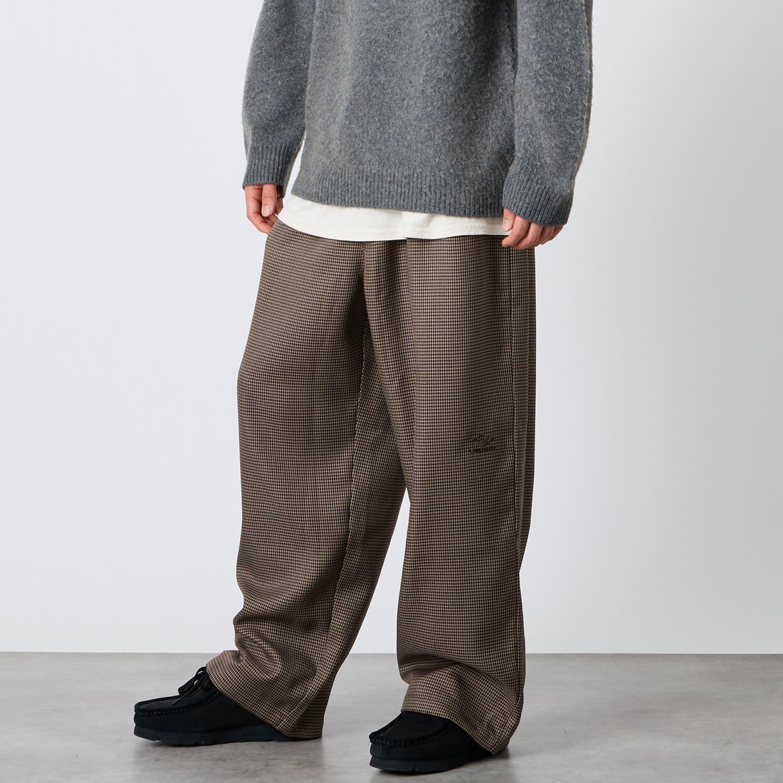 UMBRO [アンブロ] 別注 ワイドトラックパンツ [201NK26AW-PT12-JF] GUN CLUB C &&モデル身長：177cm 着用サイズ：L&&