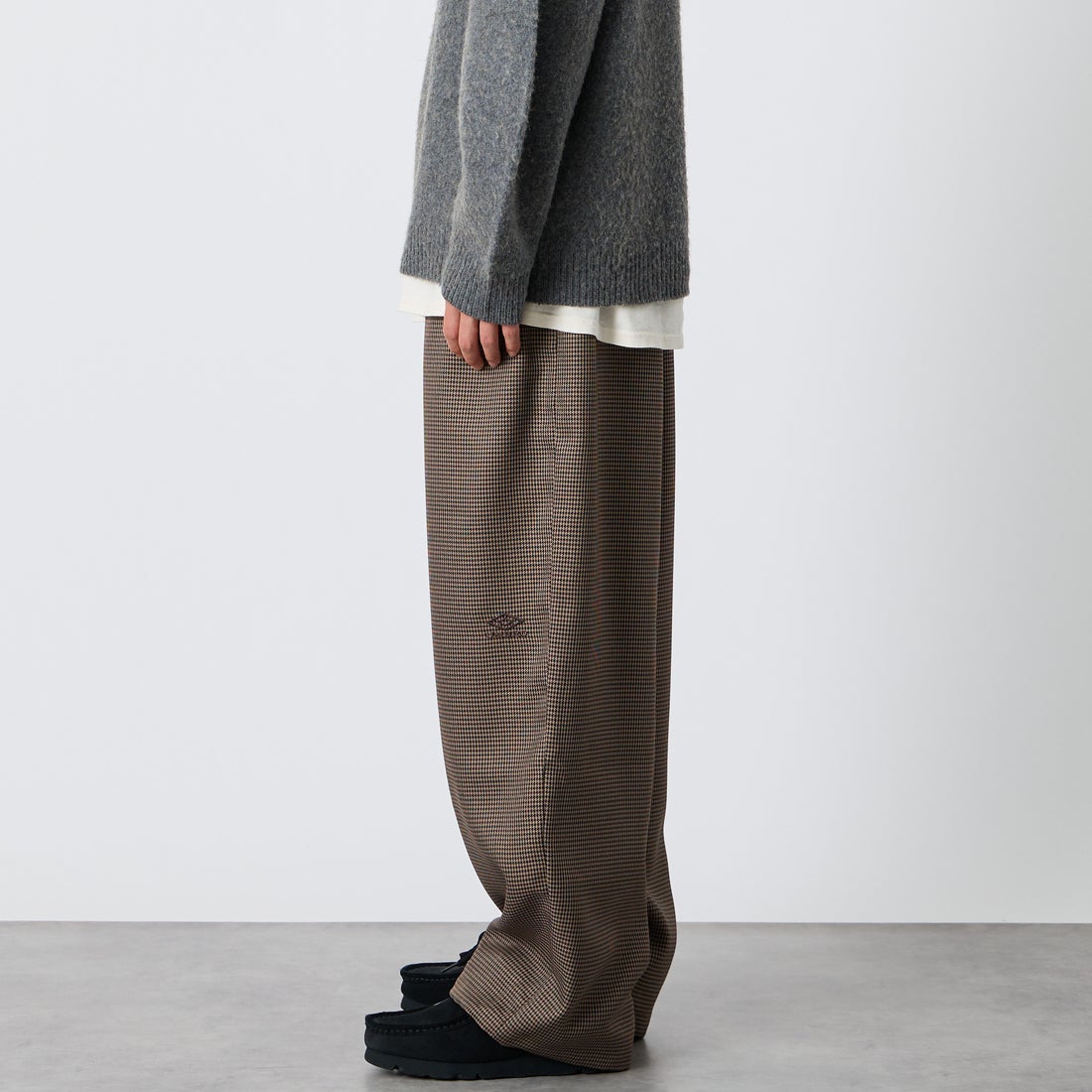 UMBRO [アンブロ] 別注 ワイドトラックパンツ [201NK26AW-PT12-JF] GUN CLUB C &&モデル身長：177cm 着用サイズ：L&&
