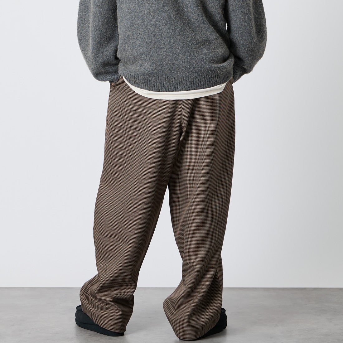 UMBRO [アンブロ] 別注 ワイドトラックパンツ [201NK26AW-PT12-JF] GUN CLUB C &&モデル身長：177cm 着用サイズ：L&&