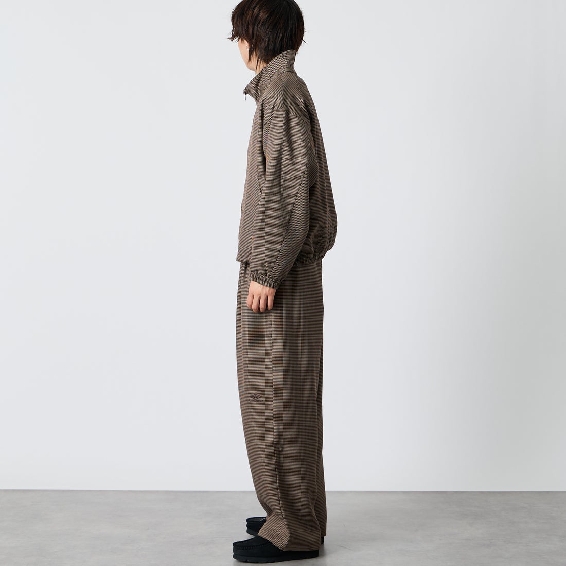UMBRO [アンブロ] 別注 ワイドトラックパンツ [201NK26AW-PT12-JF] GUN CLUB C &&モデル身長：177cm 着用サイズ：L&&