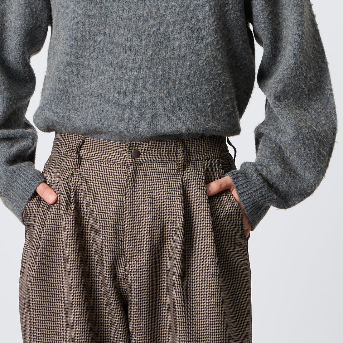 UMBRO [アンブロ] 別注 ワイドトラックパンツ [201NK26AW-PT12-JF] GUN CLUB C &&モデル身長：177cm 着用サイズ：L&&