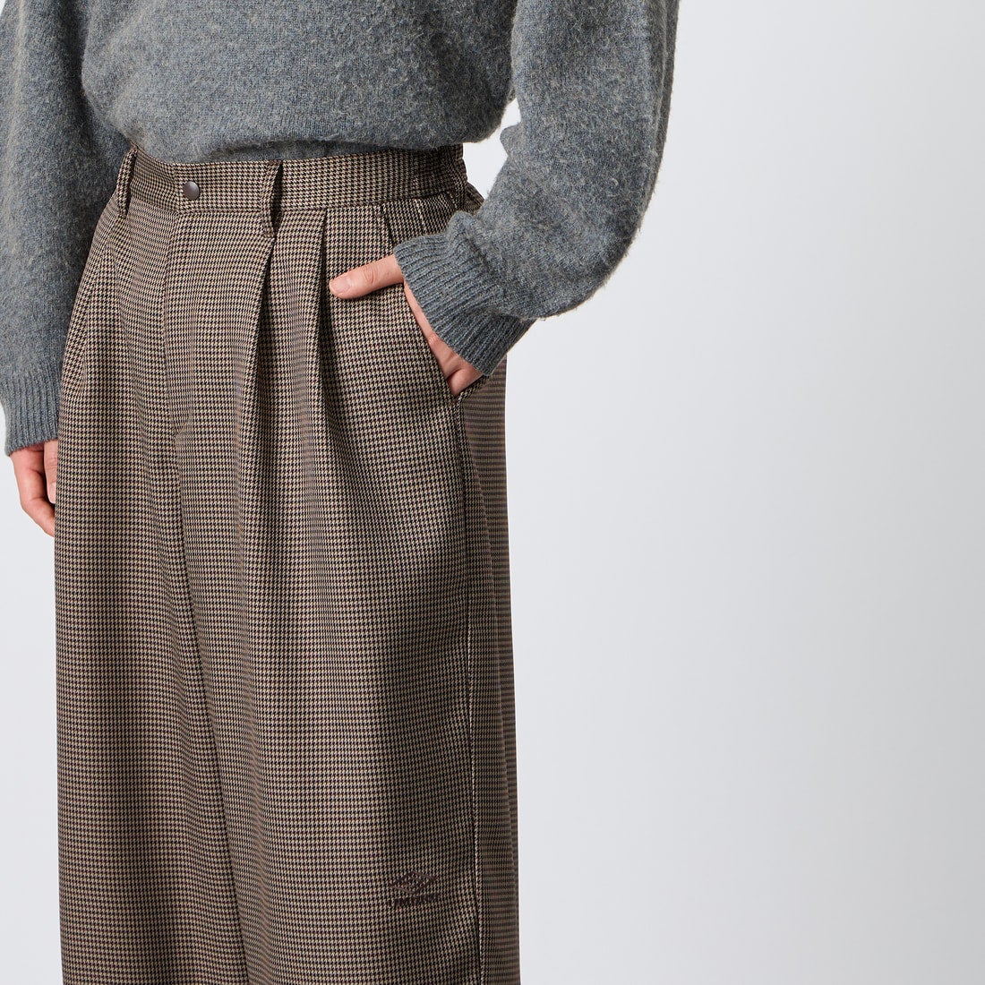 UMBRO [アンブロ] 別注 ワイドトラックパンツ [201NK26AW-PT12-JF] GUN CLUB C &&モデル身長：177cm 着用サイズ：L&&