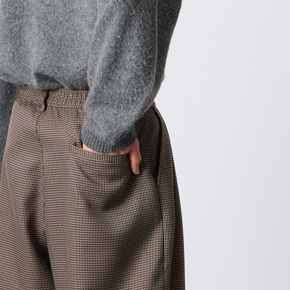 UMBRO [アンブロ] 別注 ワイドトラックパンツ [201NK26AW-PT12-JF] GUN CLUB C &&モデル身長：177cm 着用サイズ：L&&