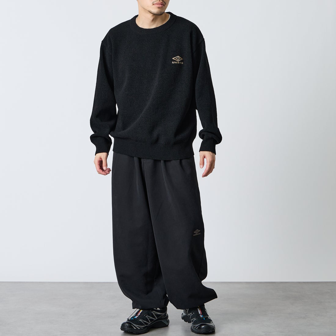 UMBRO [アンブロ] 別注 ワイドトラックパンツ [201NK26AW-PT12-JF] BLACK &&モデル身長：168cm 着用サイズ：L&&