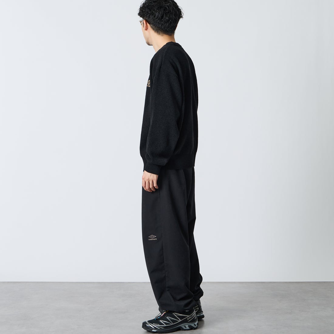 UMBRO [アンブロ] 別注 ワイドトラックパンツ [201NK26AW-PT12-JF] BLACK &&モデル身長：168cm 着用サイズ：L&&
