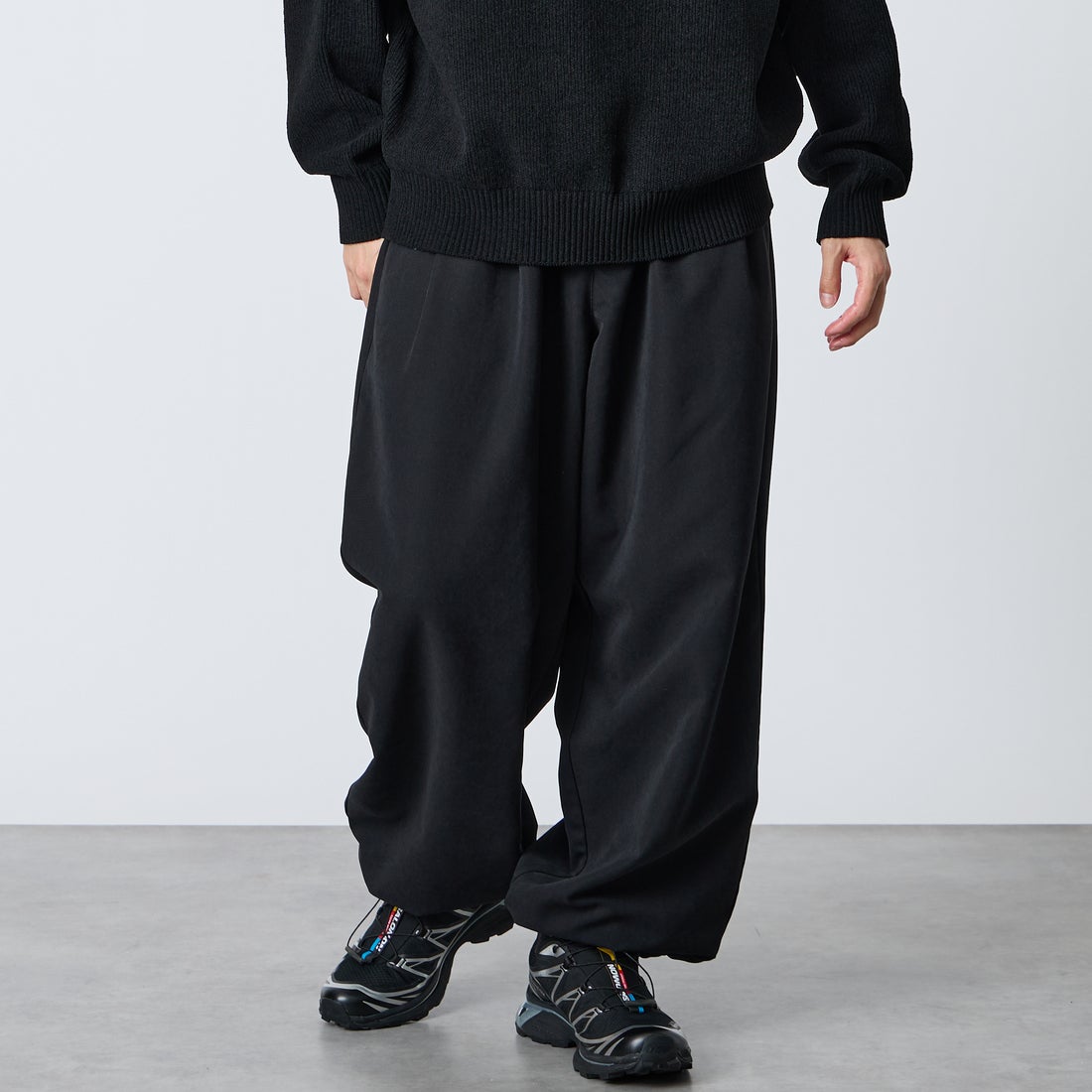 UMBRO [アンブロ] 別注 ワイドトラックパンツ [201NK26AW-PT12-JF] BLACK &&モデル身長：168cm 着用サイズ：L&&