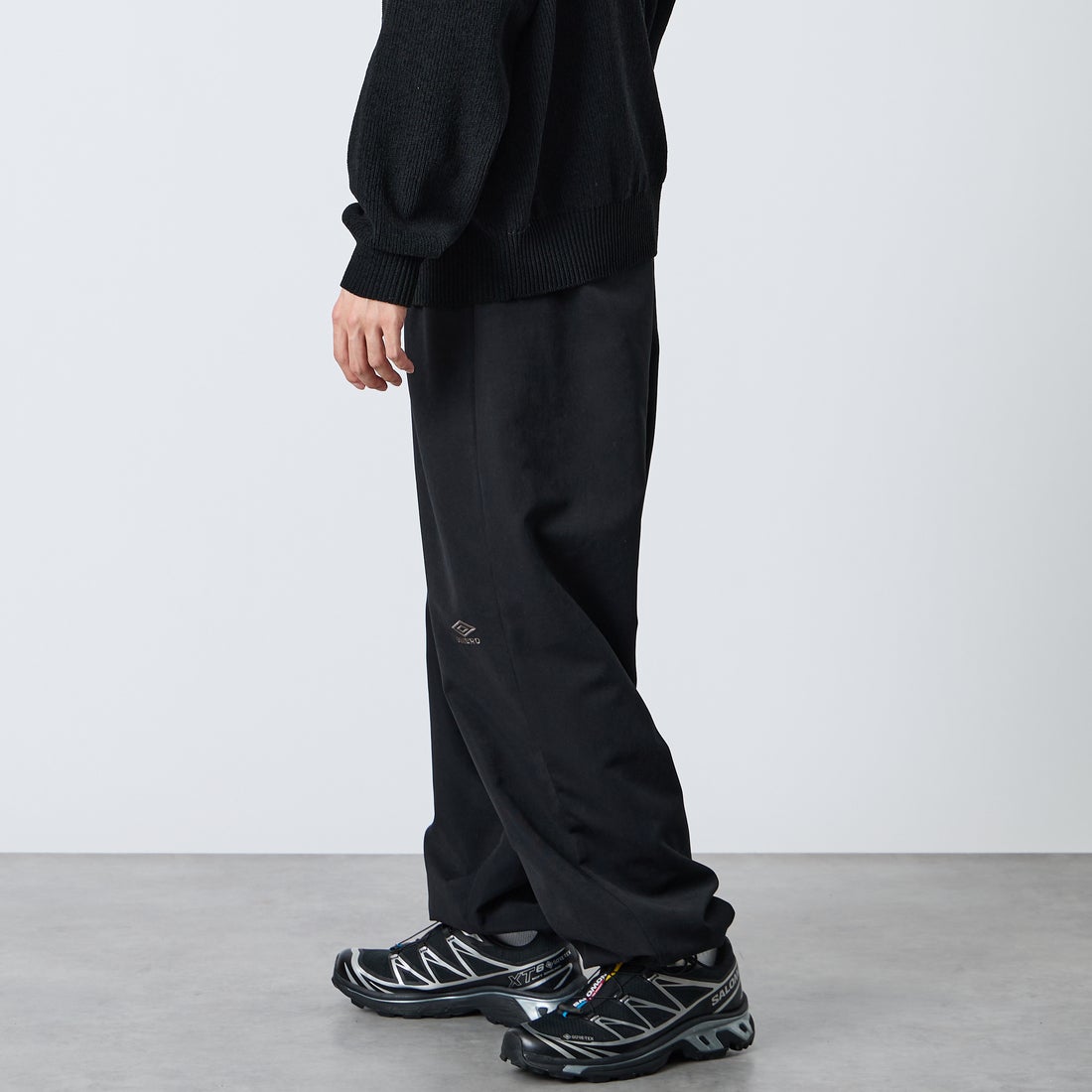 UMBRO [アンブロ] 別注 ワイドトラックパンツ [201NK26AW-PT12-JF] BLACK &&モデル身長：168cm 着用サイズ：L&&