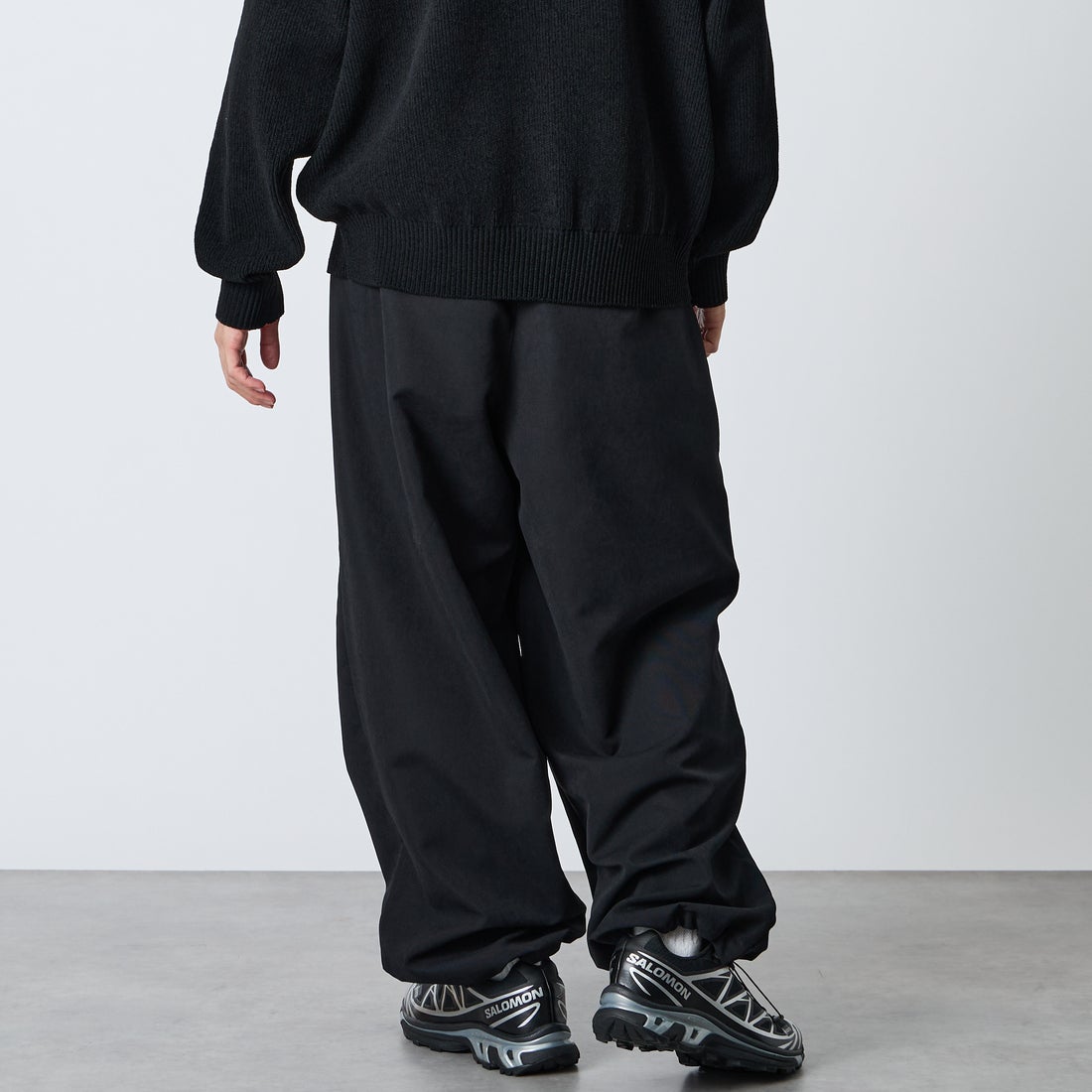 UMBRO [アンブロ] 別注 ワイドトラックパンツ [201NK26AW-PT12-JF] BLACK &&モデル身長：168cm 着用サイズ：L&&