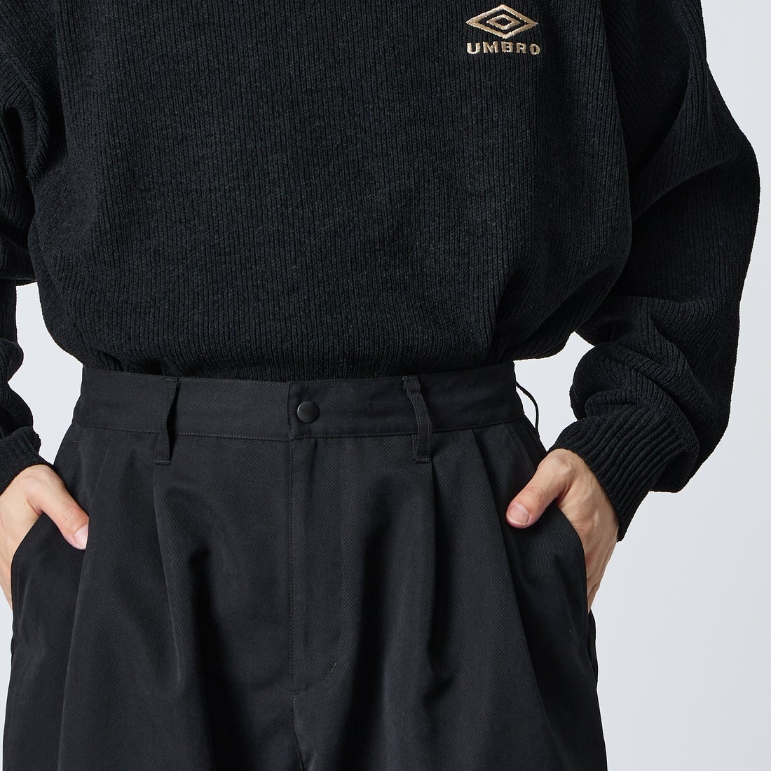 UMBRO [アンブロ] 別注 ワイドトラックパンツ [201NK26AW-PT12-JF] BLACK &&モデル身長：168cm 着用サイズ：L&&