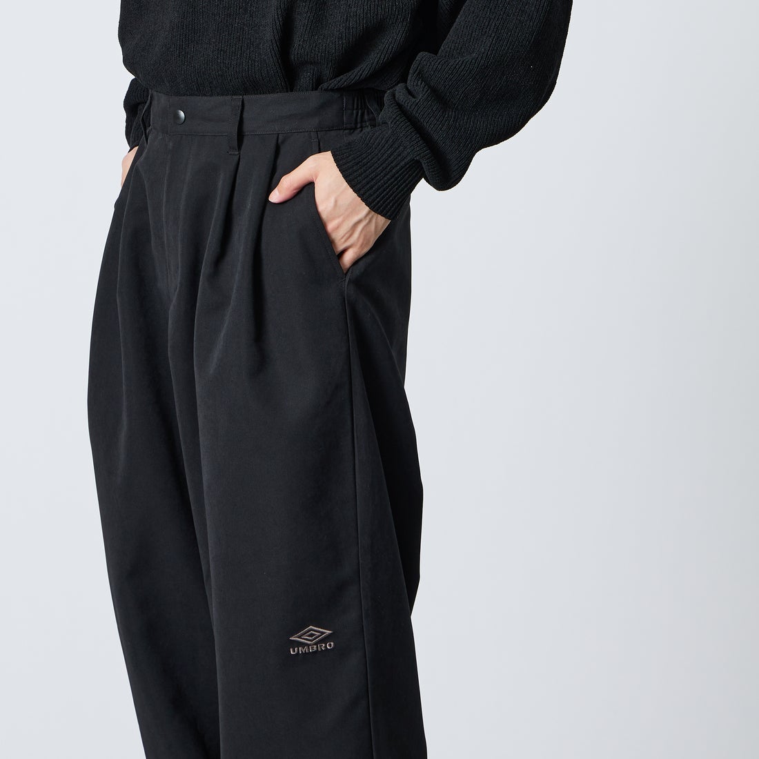UMBRO [アンブロ] 別注 ワイドトラックパンツ [201NK26AW-PT12-JF] BLACK &&モデル身長：168cm 着用サイズ：L&&