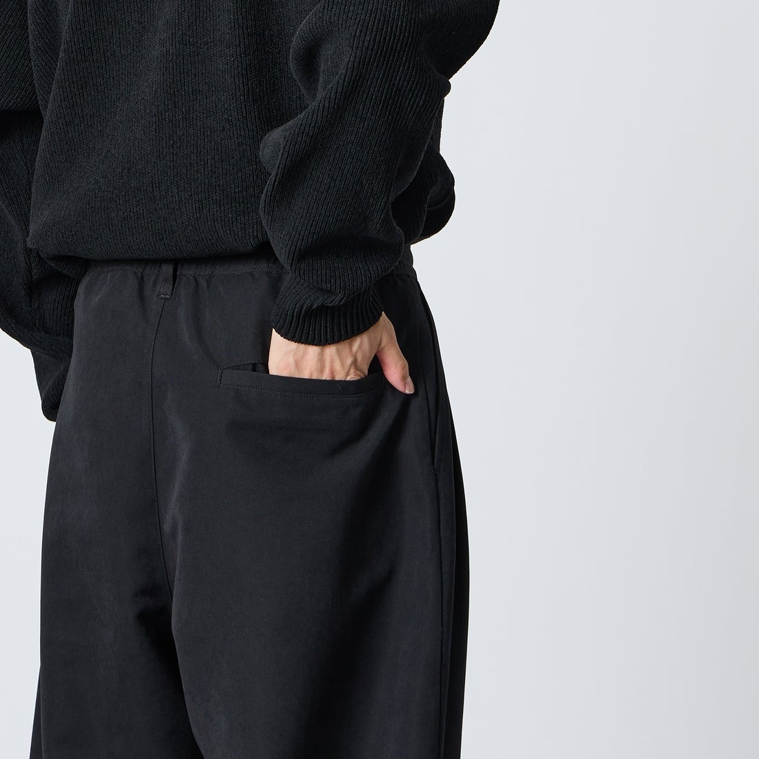 UMBRO [アンブロ] 別注 ワイドトラックパンツ [201NK26AW-PT12-JF] BLACK &&モデル身長：168cm 着用サイズ：L&&