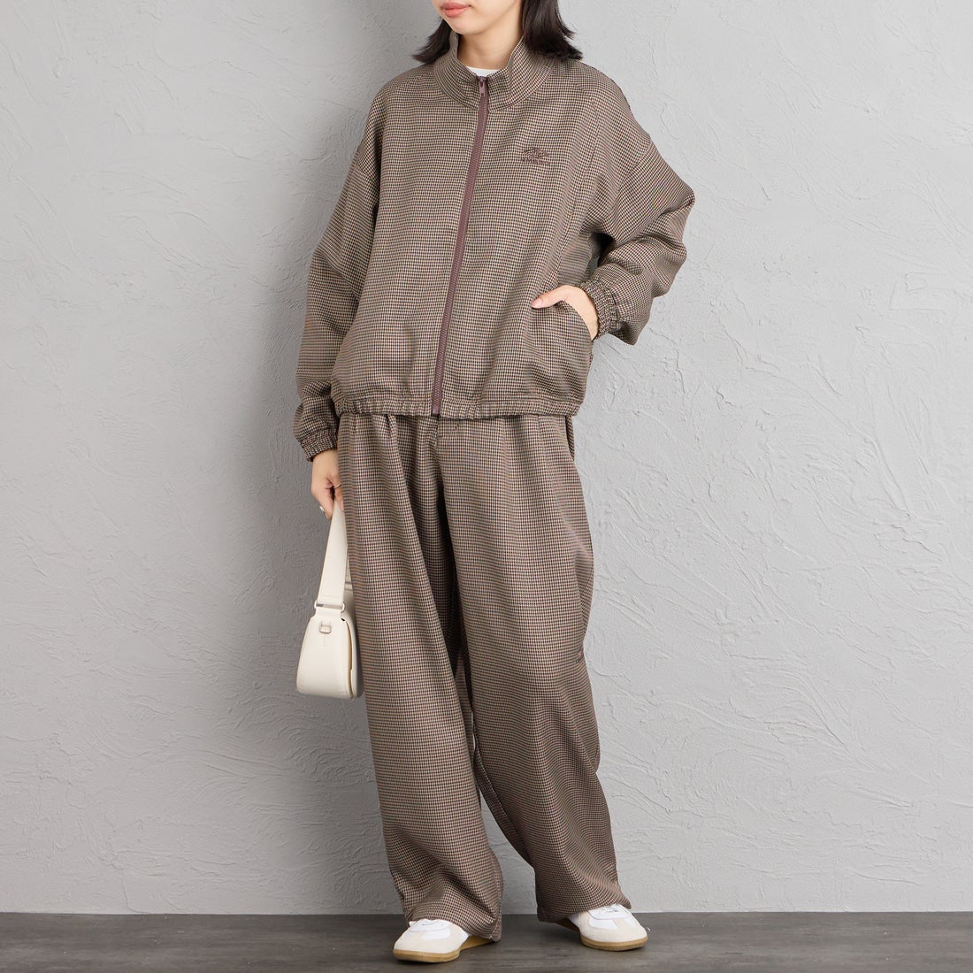 UMBRO [アンブロ] 別注 トラックジャケット [201NK26AW-BZ11-JF] GUN CLUB C &&モデル身長：162cm 着用サイズ：S&&