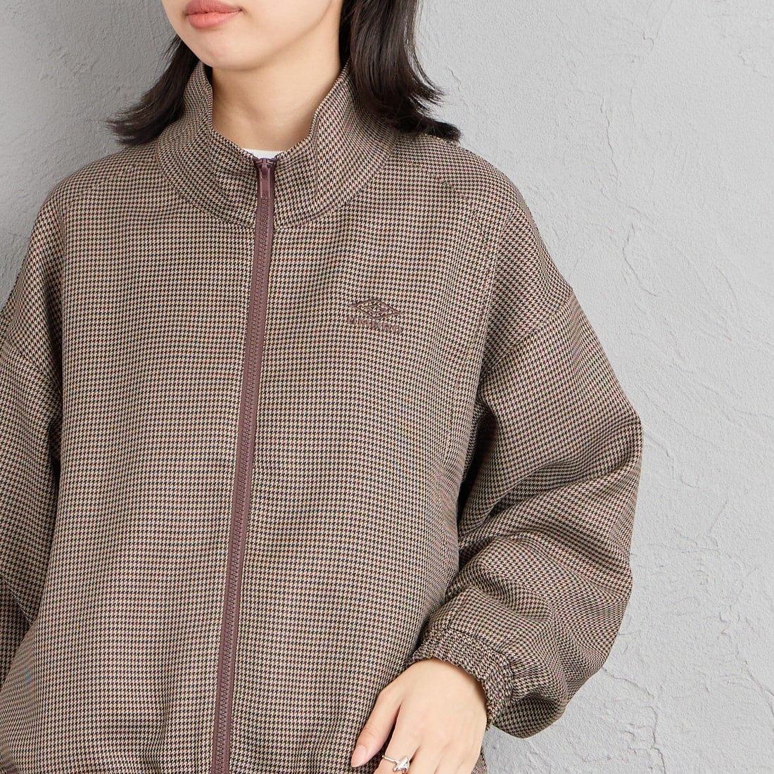 UMBRO [アンブロ] 別注 トラックジャケット [201NK26AW-BZ11-JF] GUN CLUB C &&モデル身長：162cm 着用サイズ：S&&