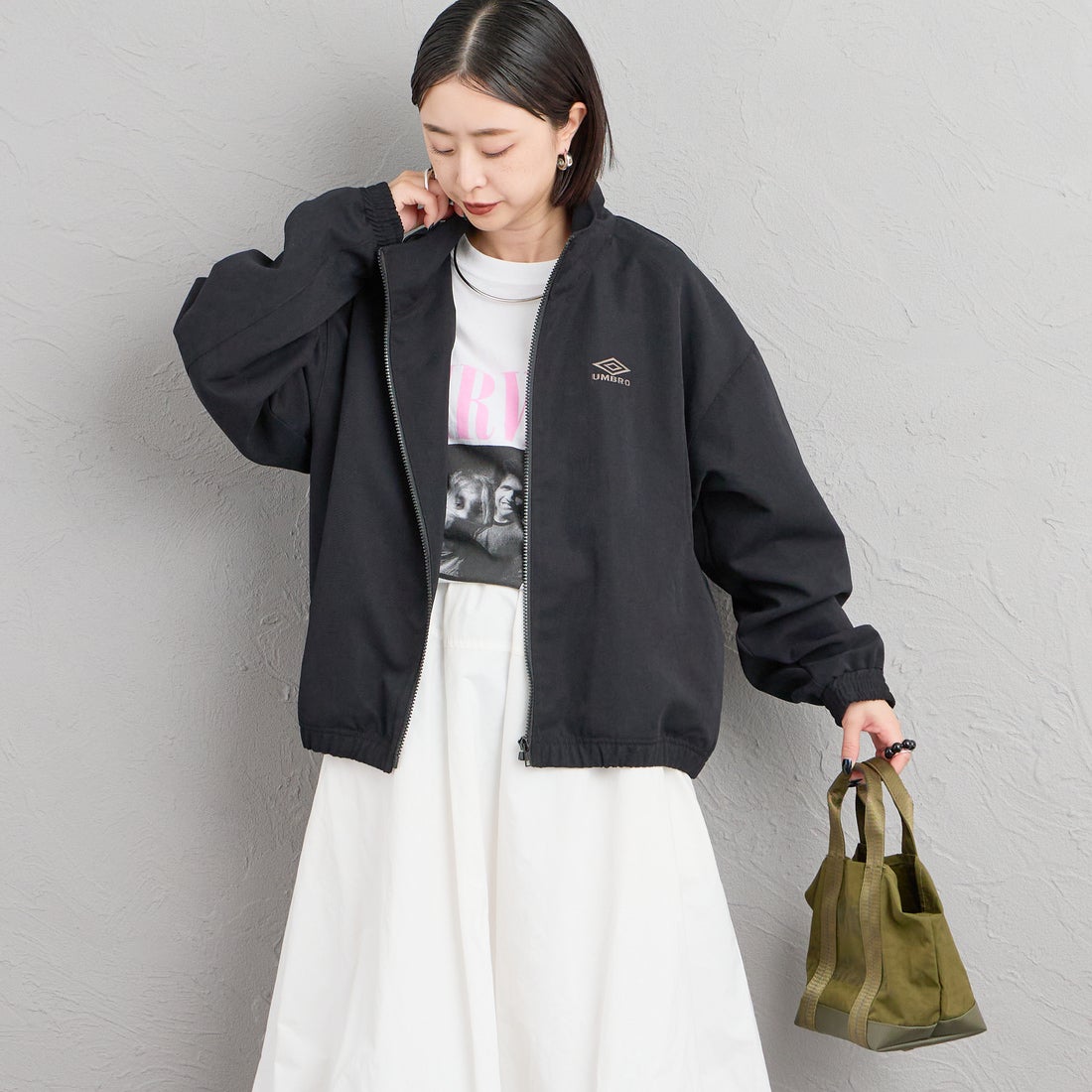 UMBRO [アンブロ] 別注 トラックジャケット [201NK26AW-BZ11-JF] BLACK &&モデル身長：150cm 着用サイズ：S&&