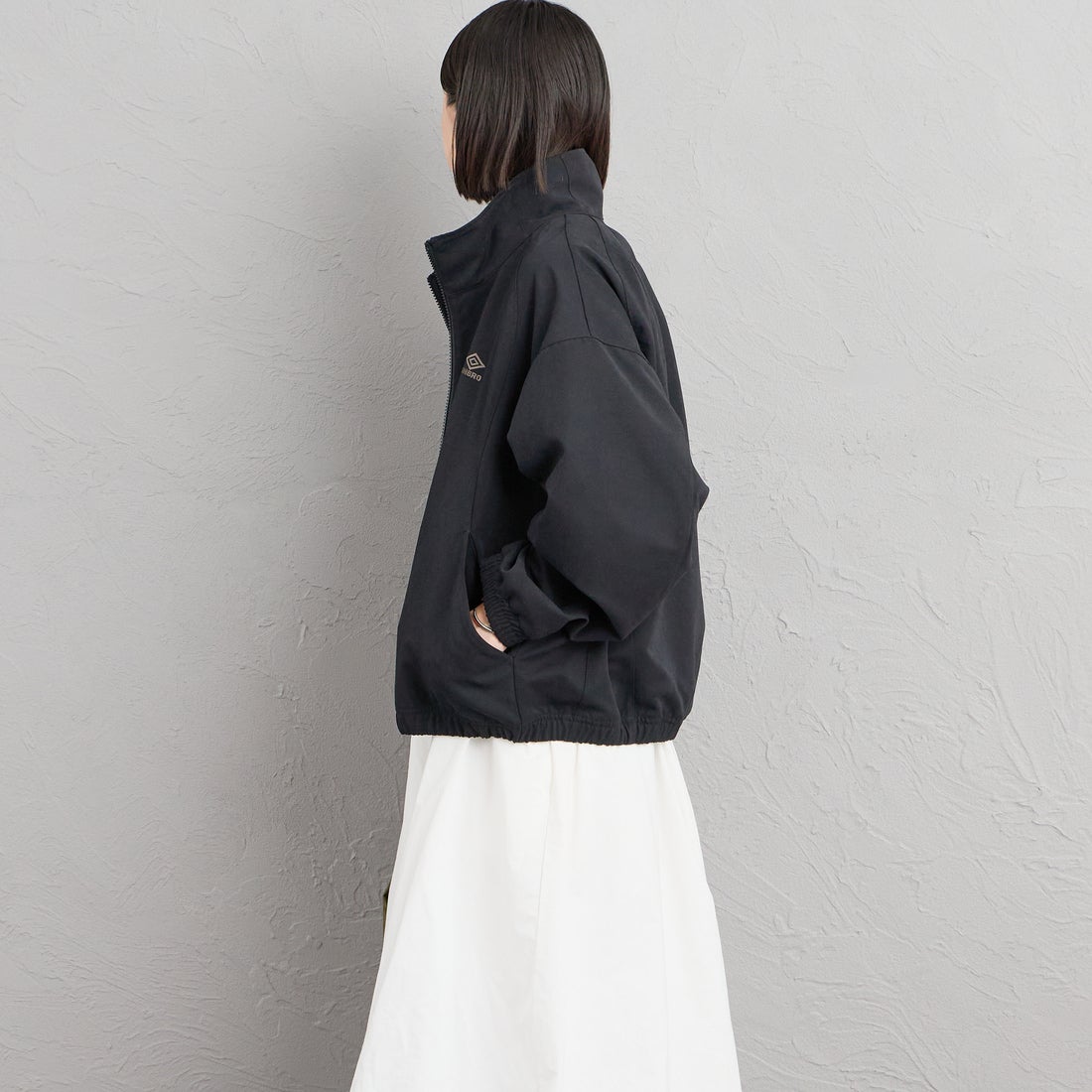 UMBRO [アンブロ] 別注 トラックジャケット [201NK26AW-BZ11-JF] BLACK &&モデル身長：150cm 着用サイズ：S&&