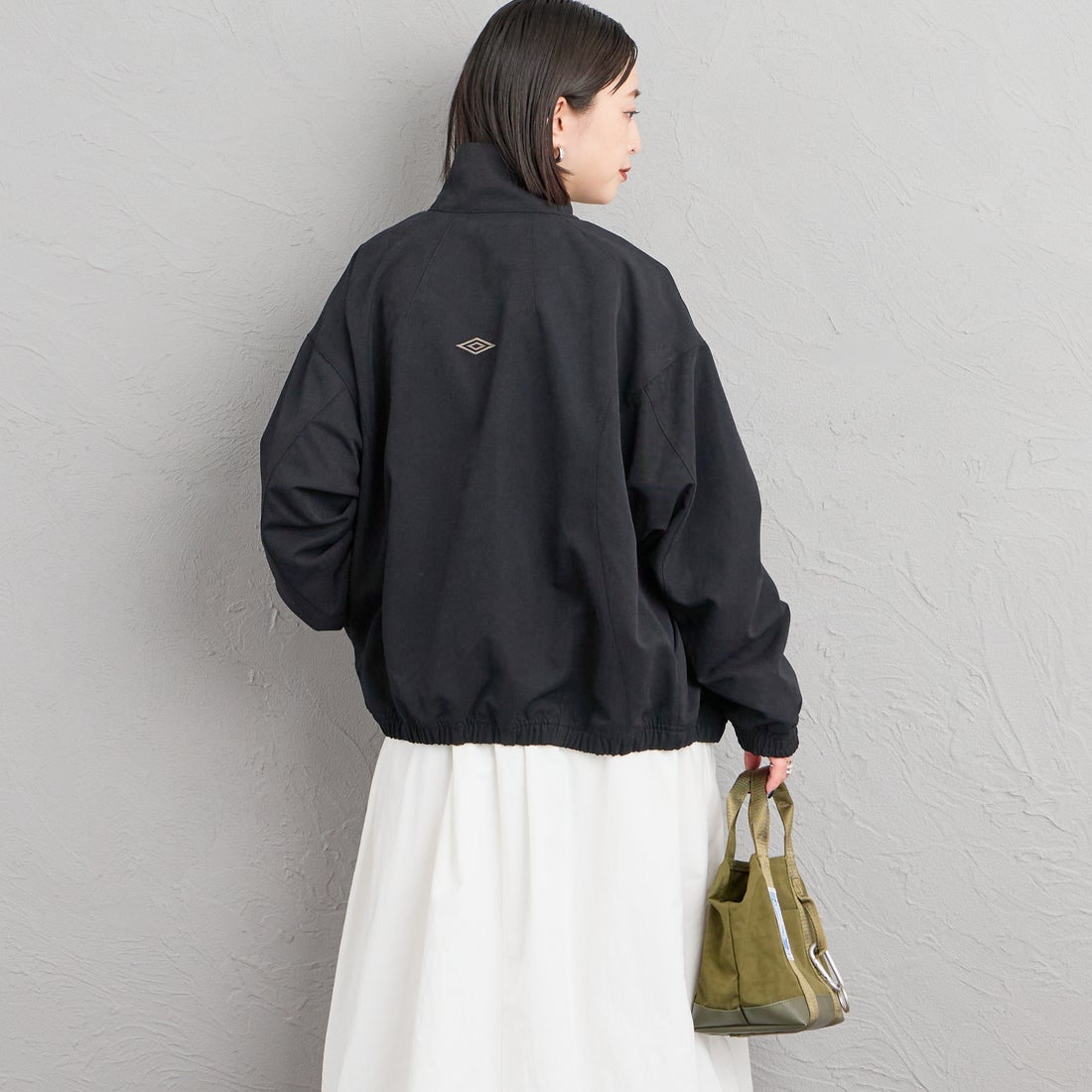 UMBRO [アンブロ] 別注 トラックジャケット [201NK26AW-BZ11-JF] BLACK &&モデル身長：150cm 着用サイズ：S&&
