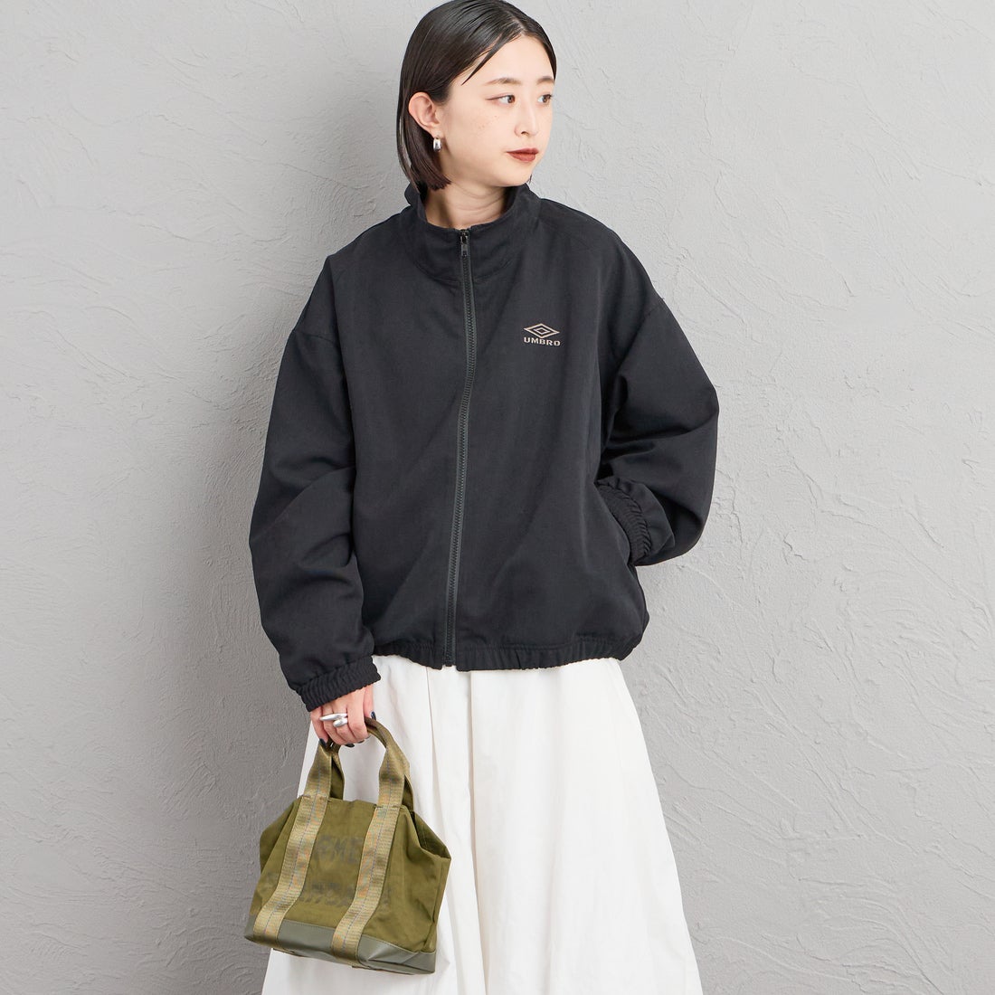 UMBRO [アンブロ] 別注 トラックジャケット [201NK26AW-BZ11-JF] BLACK &&モデル身長：150cm 着用サイズ：S&&