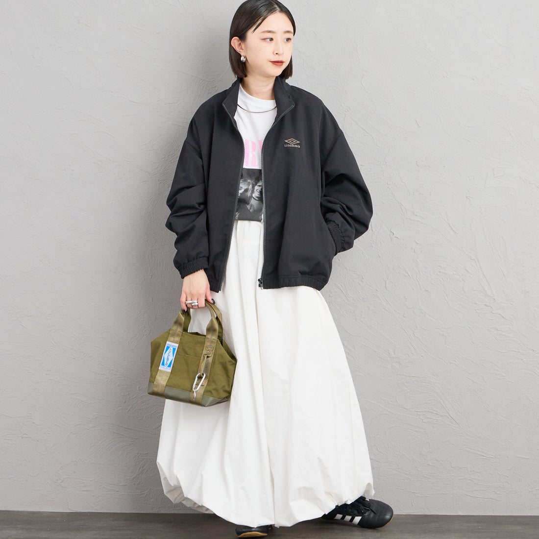UMBRO [アンブロ] 別注 トラックジャケット [201NK26AW-BZ11-JF] BLACK &&モデル身長：150cm 着用サイズ：S&&