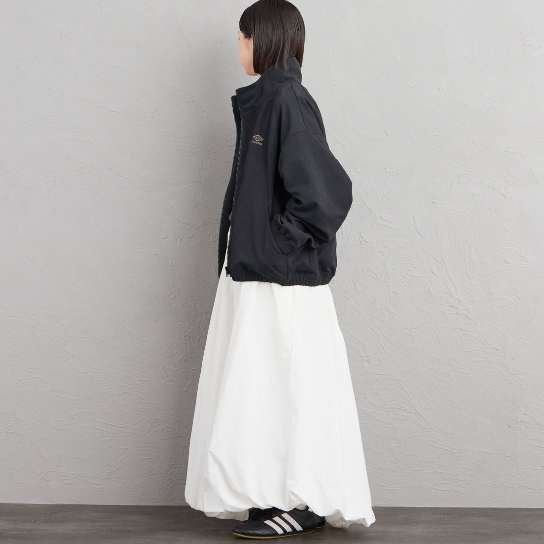 UMBRO [アンブロ] 別注 トラックジャケット [201NK26AW-BZ11-JF] BLACK &&モデル身長：150cm 着用サイズ：S&&