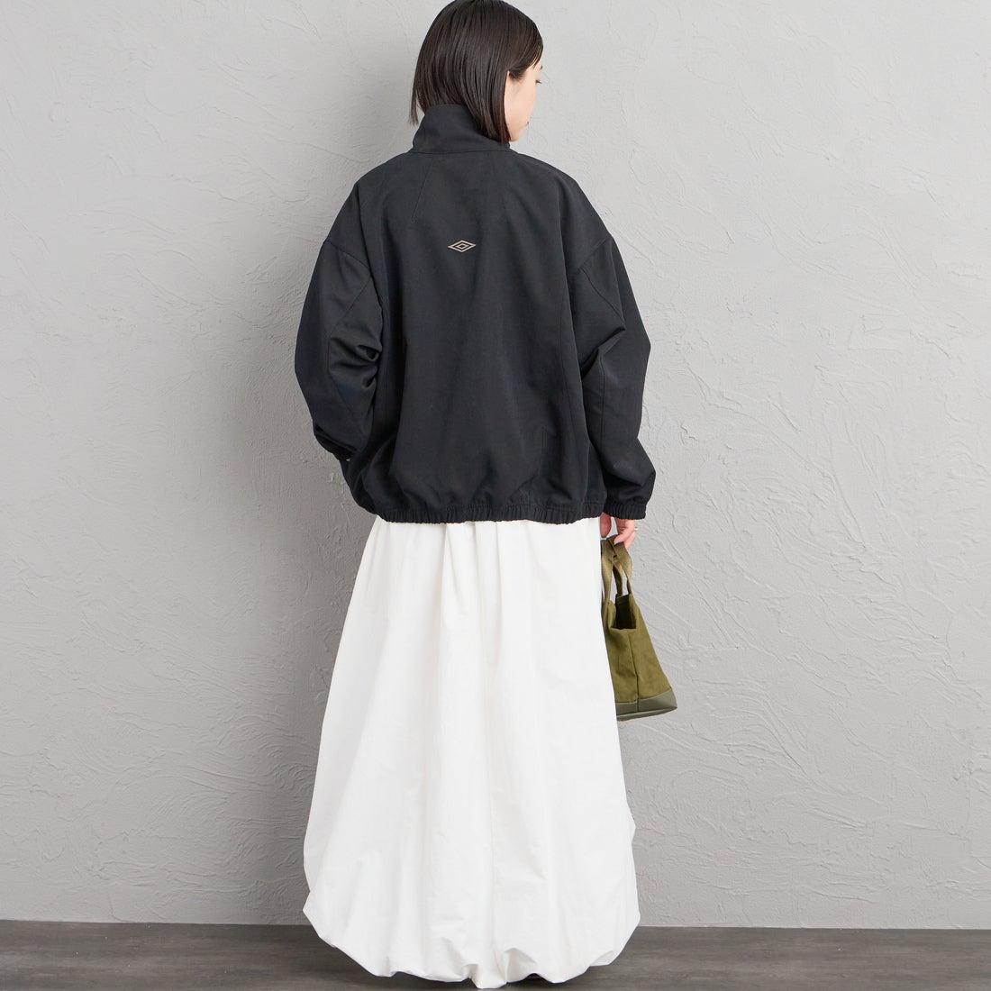 UMBRO [アンブロ] 別注 トラックジャケット [201NK26AW-BZ11-JF] BLACK &&モデル身長：150cm 着用サイズ：S&&